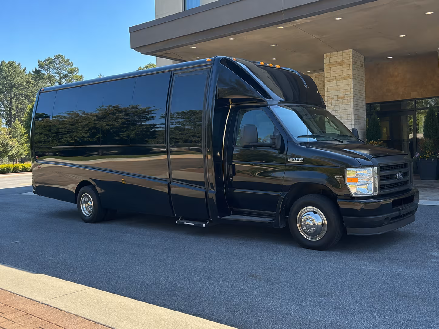 corporate airport transfer buses between conroe and iah